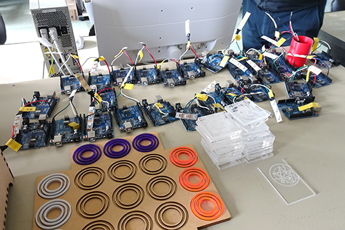 生徒たちが実習で製作した機器の数々