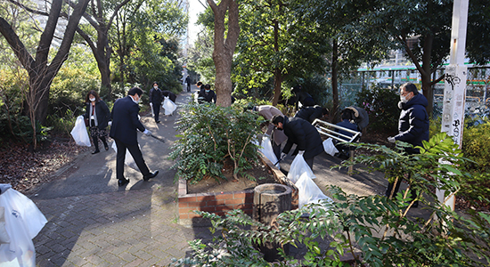 本社近隣のルフロン公園での清掃活動風景