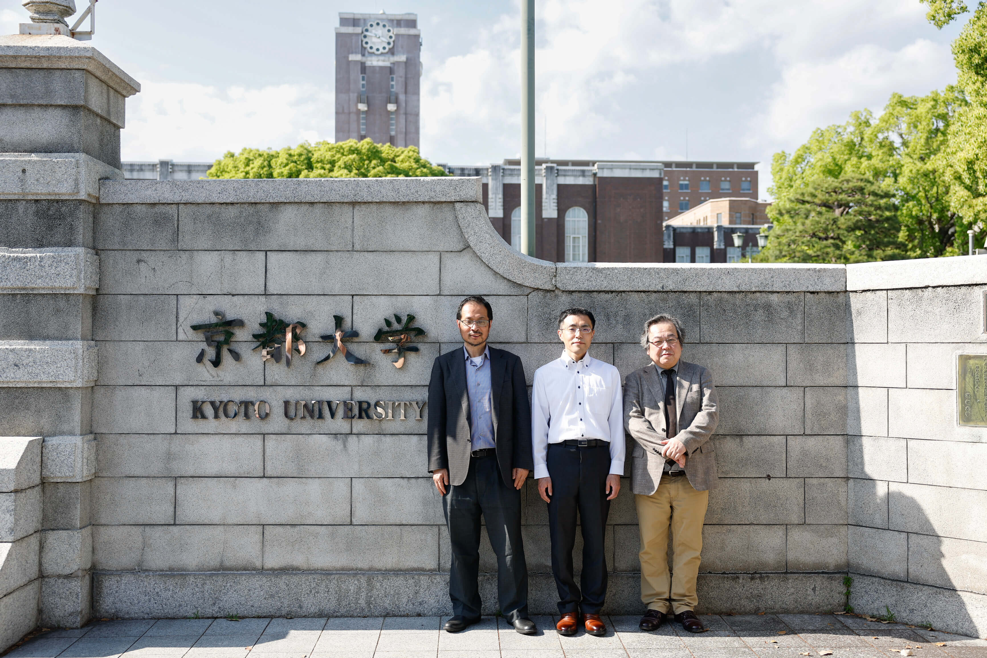 京都大学 梅野教授（左）
技術統括部 真尾 朋行（中央）
技術統括部 奥富 秀俊（右）