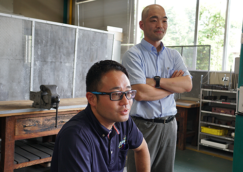 ロボコン部の顧問は全員で4 名。写真は左から篠﨑烈先生と坂本武司先生。
