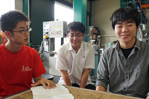 左から、副部長の徳永翔太さん、山村雅斗さん、部長の中山隼さん